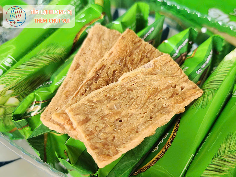 Các nhóm bánh ăn vặt, trái cây sấy và món giòn